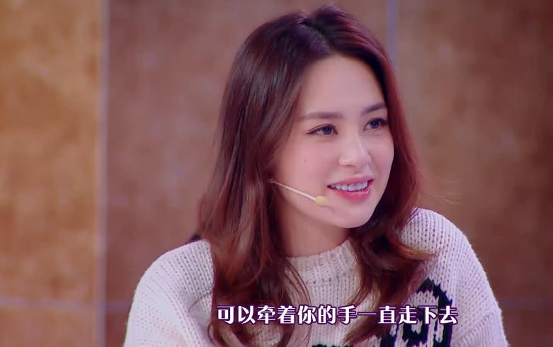 郑希怡阿娇同台,郑希怡送阿娇礼物完整版