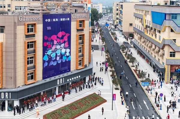 “镜”相绽放聚人气，只争朝夕创品牌