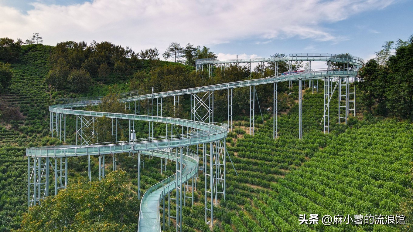 安吉有座国内最长的玻璃漂流滑道，藏在森林中，落差高达380米