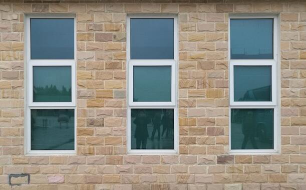 铝合金窗户怎么安装到卡槽里,如何在铝合金窗户上安装排气扇