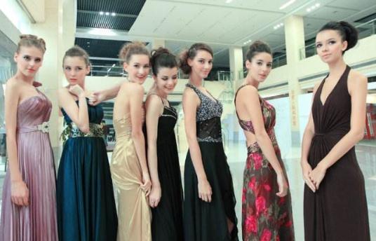 天朝有一城市，现有60万人口，美女云集，却无一个天朝人