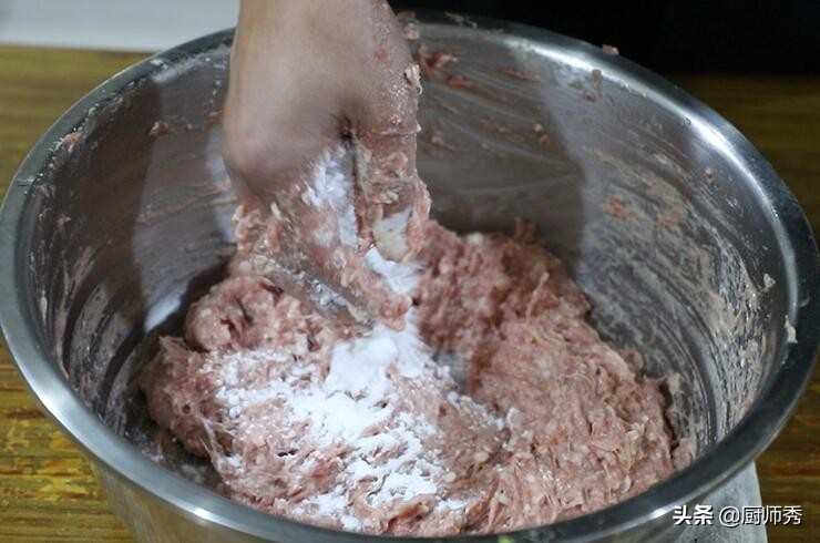 大厨做汆牛肉丸子怎么调馅,汆牛肉丸子的做法厨师