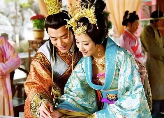 谁说皇恩难持久?因为恋母情结,他的恩宠只给了一个女人