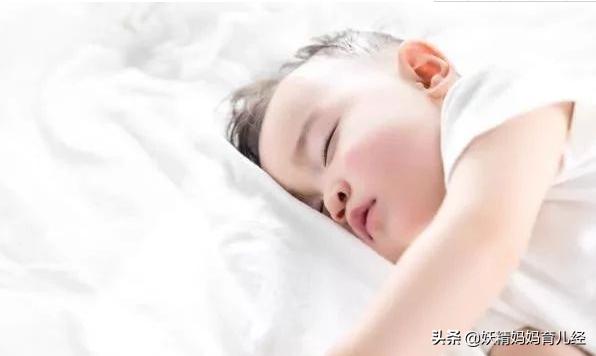 宝宝头型睡凹了怎么矫正,婴儿头型睡扁了纠正方法