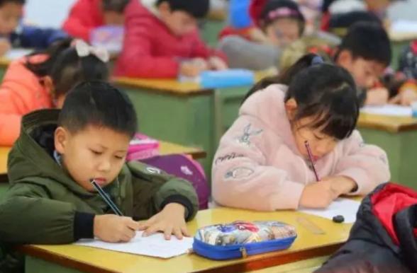 小学生因姓名103笔考试哭了,小学生名字有103笔考场大哭