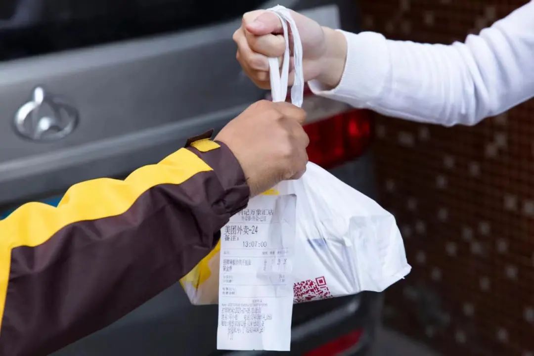 深圳华强北：她们帮外卖骑手送外卖月入过万