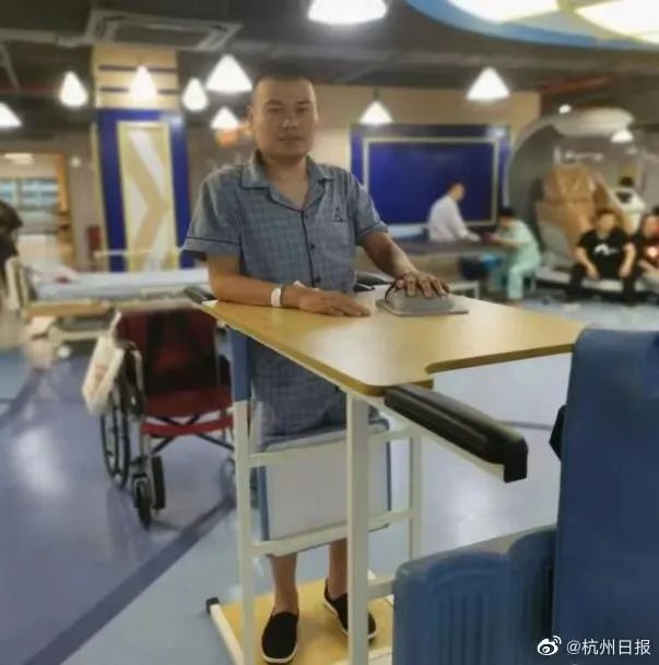 震惊!美国12岁男孩与14岁女孩持枪和警方对射半小时【新闻早七点】