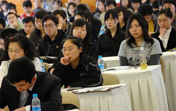 公务员国考和省考难度差距有多大,公务员国考和省考哪个容易逆袭