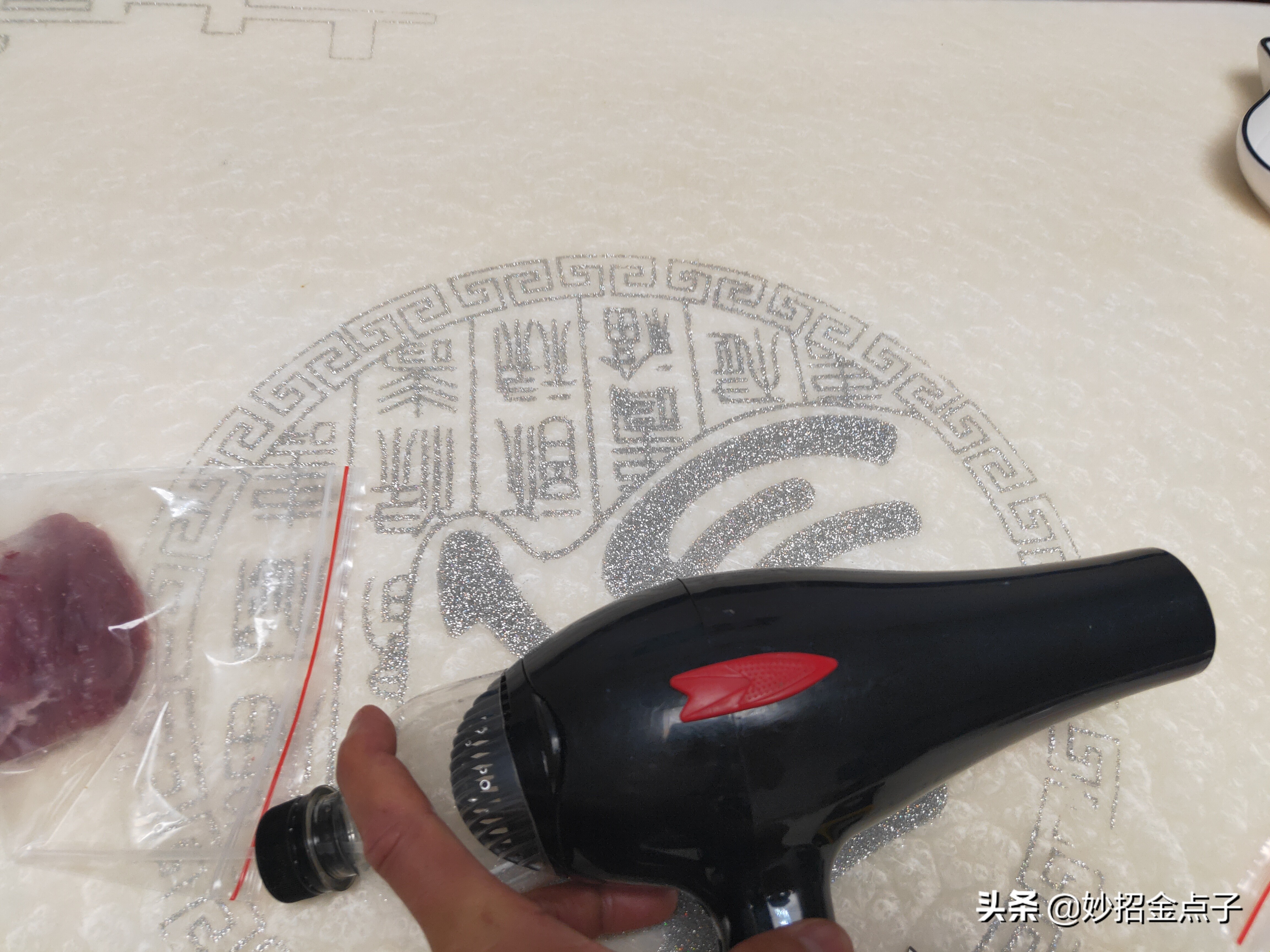 吹风机怎么制作简易吸尘器,如何用吹风机自制吸尘器滤网