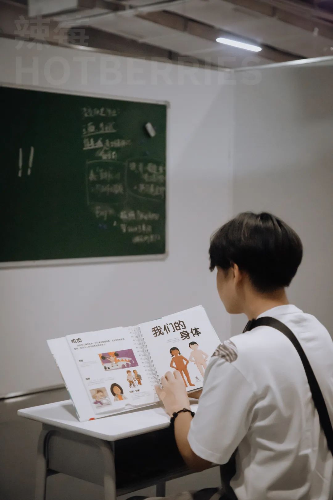 在家看*片A**被老妈撞见，她反手就带我去了个“18禁”场所