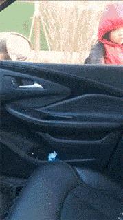 爆笑GIF趣图:美女,这射的是丘比特之箭吧