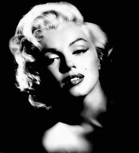 泫雅点痣位置,泫雅泪痣纹身