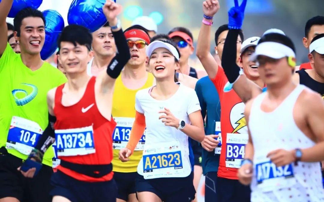 长得漂亮小姐姐骑马,长得好看跑得快小姐姐