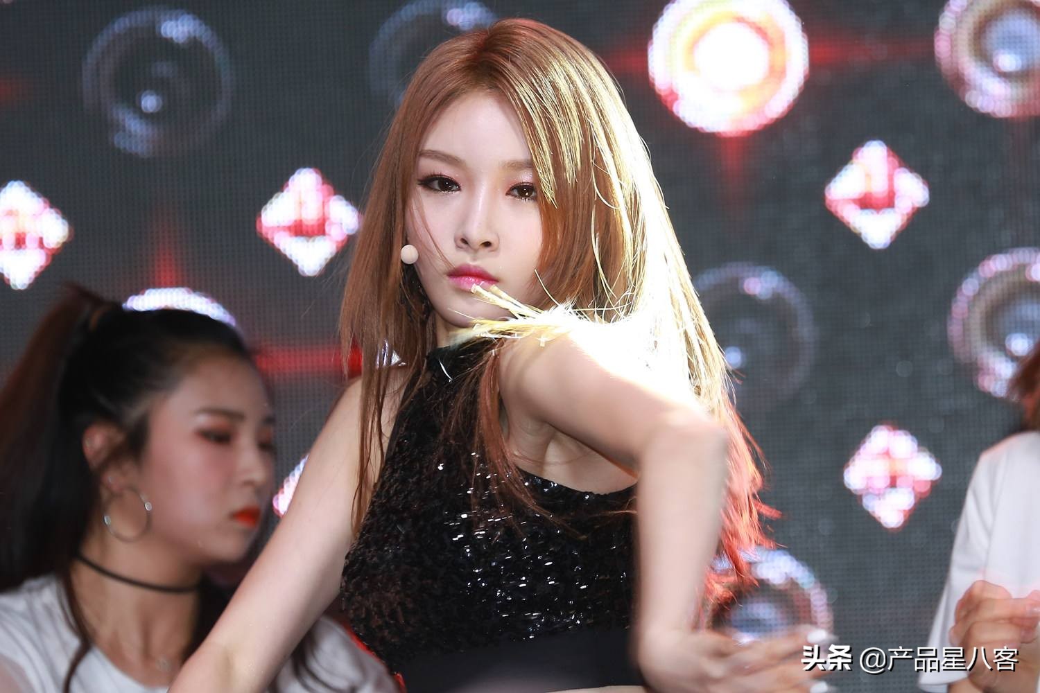 姐姐太贴心了！金请夏送伴舞队员LV包当圣诞礼物，羡慕吗？