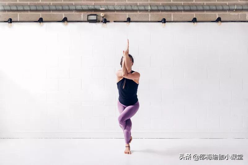 练瑜伽双腿伸直坐下趴能改善什么,练瑜伽两年了腿部还是无力站不稳