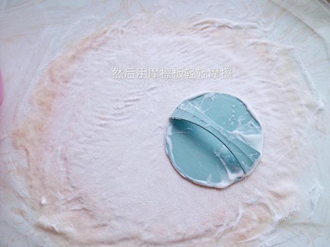 翻出收快递的泡沫纸，我家妞多了一顶可爱的帽子