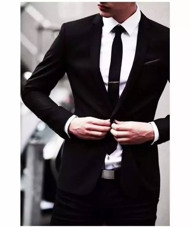 男人都需要一身合适的西装，怎样定制西装才能更加合身？