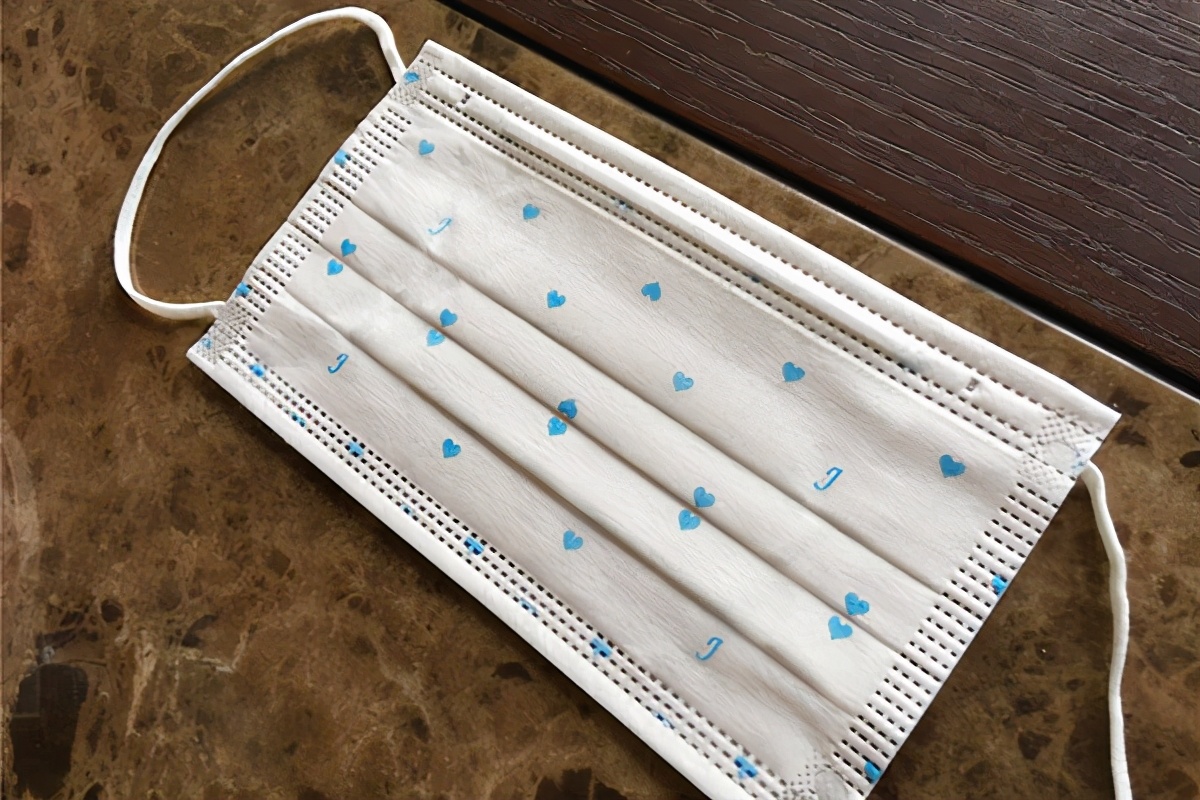 换季脸部起皮泛红用什么水,一到换季脸就脱皮是怎么回事