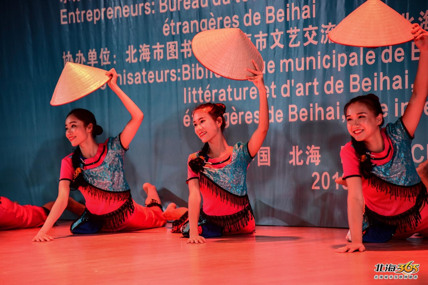 我在北海图书馆拍了一场特别的晚会，观众情不自禁跟着节奏动起来