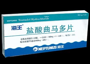 女子带违禁品被女警抓住,女子带零食过海关