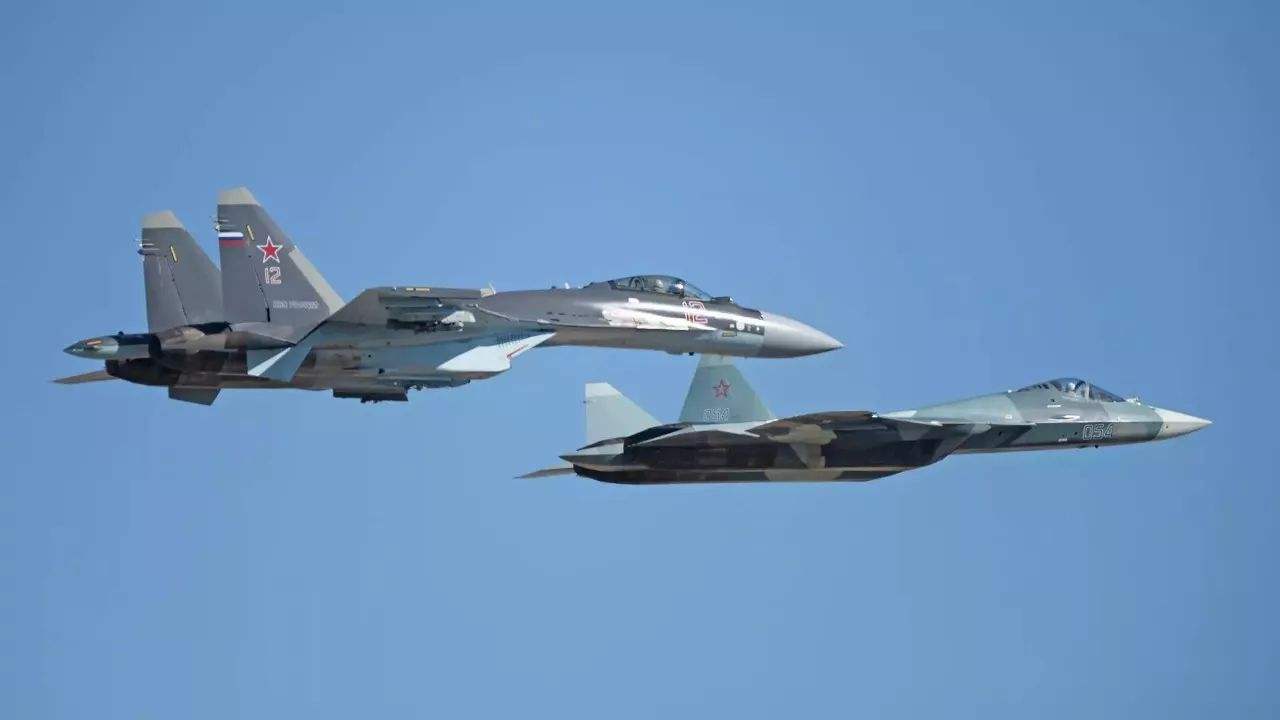 淇勫埗闅愯韩鎴樻満,鍗板害淇勭綏鏂悎浣滅殑闅愯韩鎴樻満