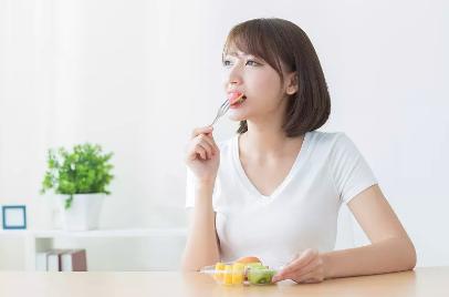 天一热脸上就长痘是怎么回事,天一热脸上就长粉刺