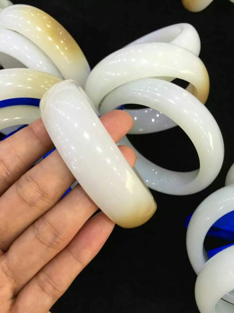 青白和田玉手镯为啥便宜,和田玉手镯怎样才能买到真的