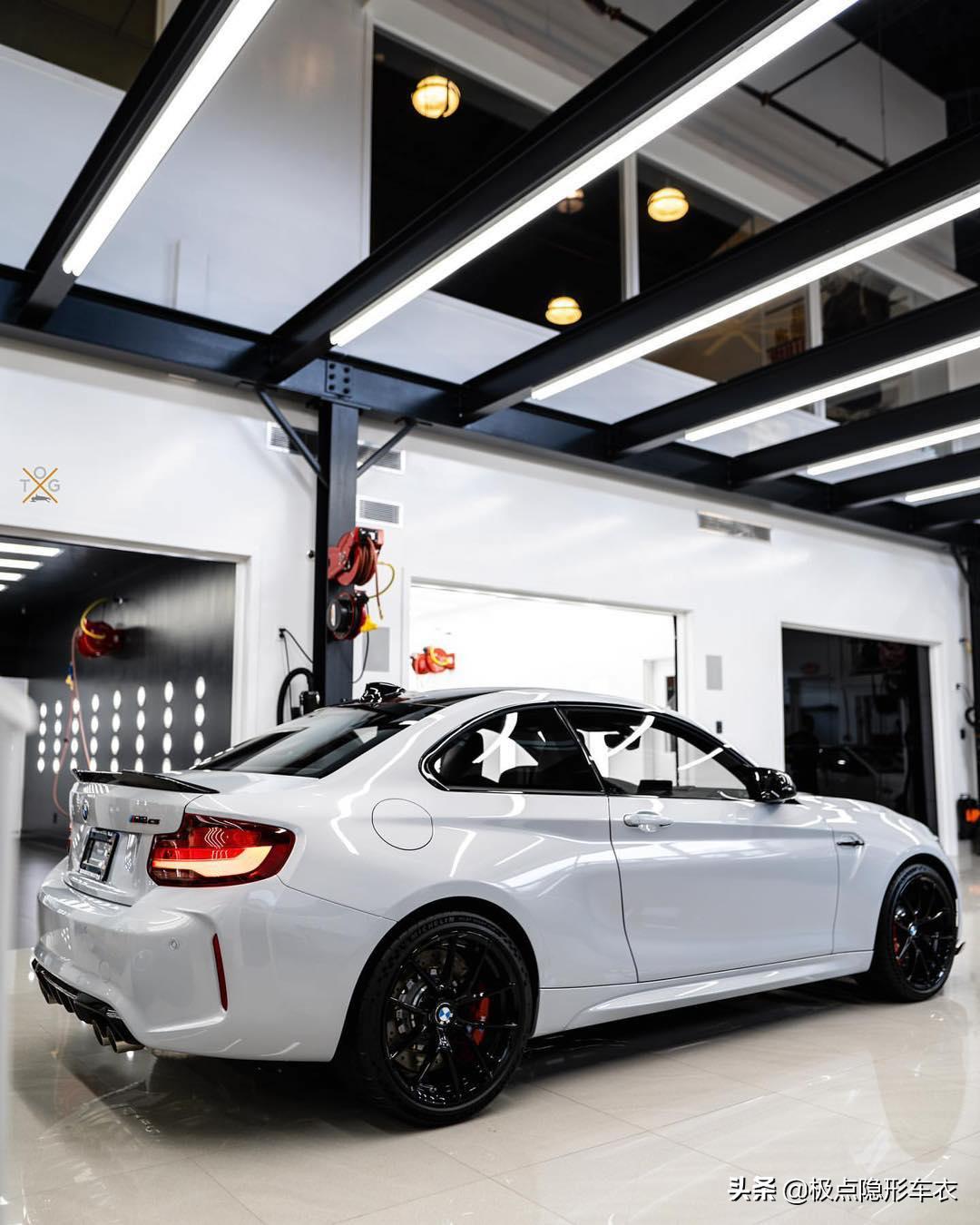 为什么贴了车衣洗车后有水渍,贴上隐形车衣怎么洗车