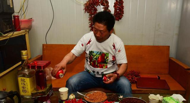 中国辣王李永志吃碎辣椒配白酒,中国辣王李永志讲哪里最能吃辣椒