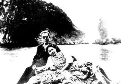 中国*产党共**创办的第一所高等学府，以城市名字命名，孙中山、毛*东泽**直接关怀！