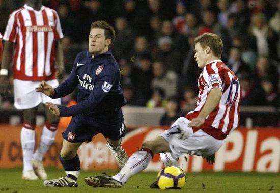 慎入！肖克罗斯脚踝90度骨折9年前曾让拉姆塞断腿