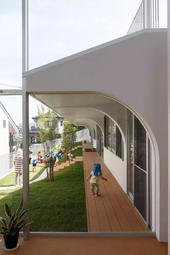 日本幼儿园户外设计效果图,斜坡幼儿园设计