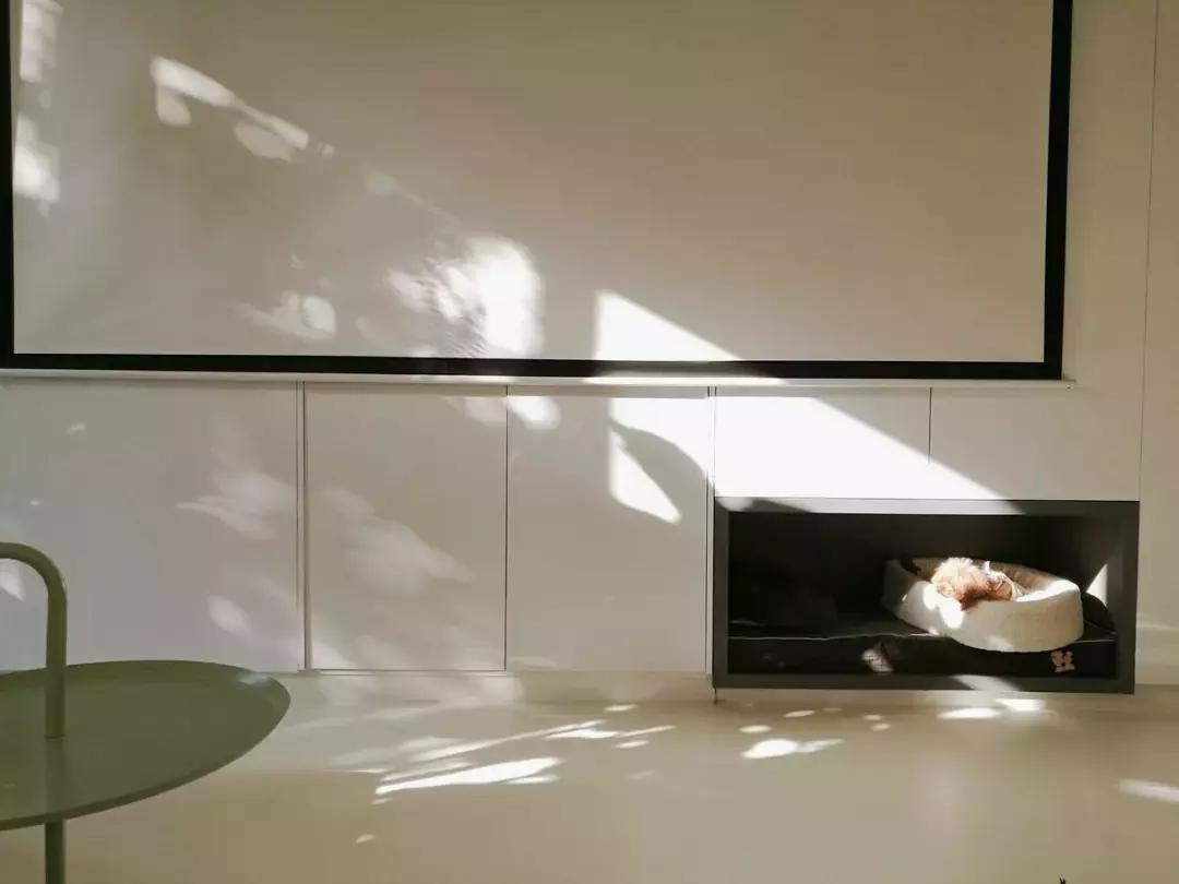 为了女儿买76㎡学区房，改造后竟被隔出8间房！客厅就有40㎡