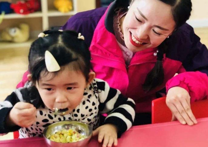 幼儿园老师不给孩子发生日礼物,幼儿园没交学费就发礼物