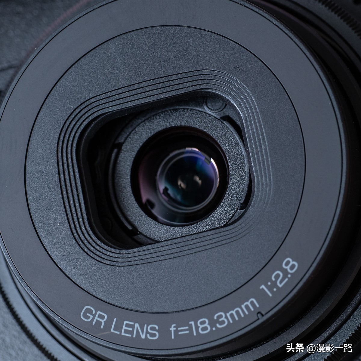 理光GRIII数码相机还是街拍神器吗？对比GRII有哪些优势和不足？