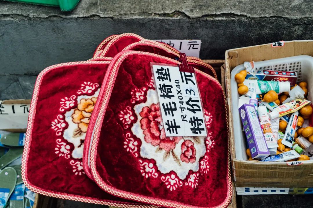 活着的两元店，2块钱能买啥？