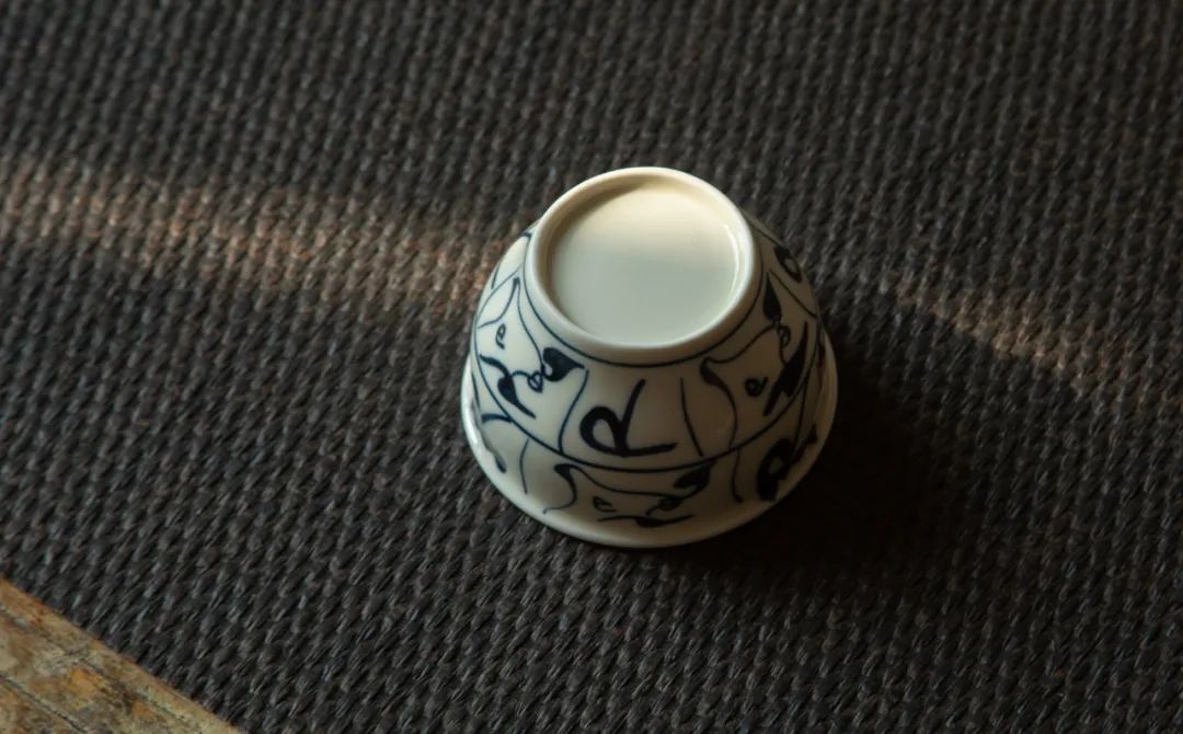 釉下手绘山水主人杯,青花釉下心经杯