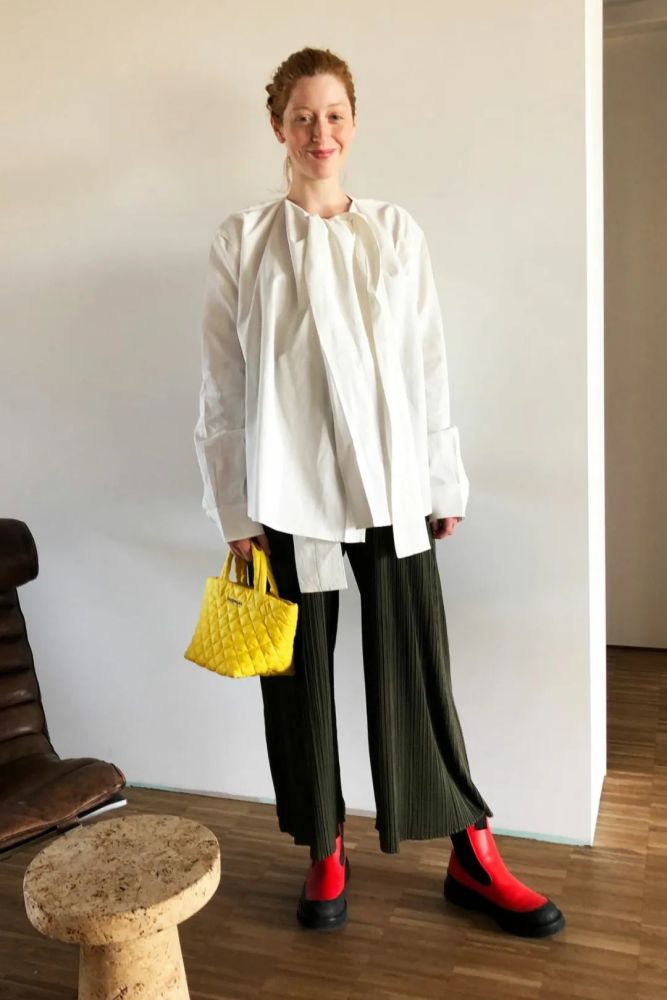 穿条背带就敢出门，侧身时让人倒吸一口气