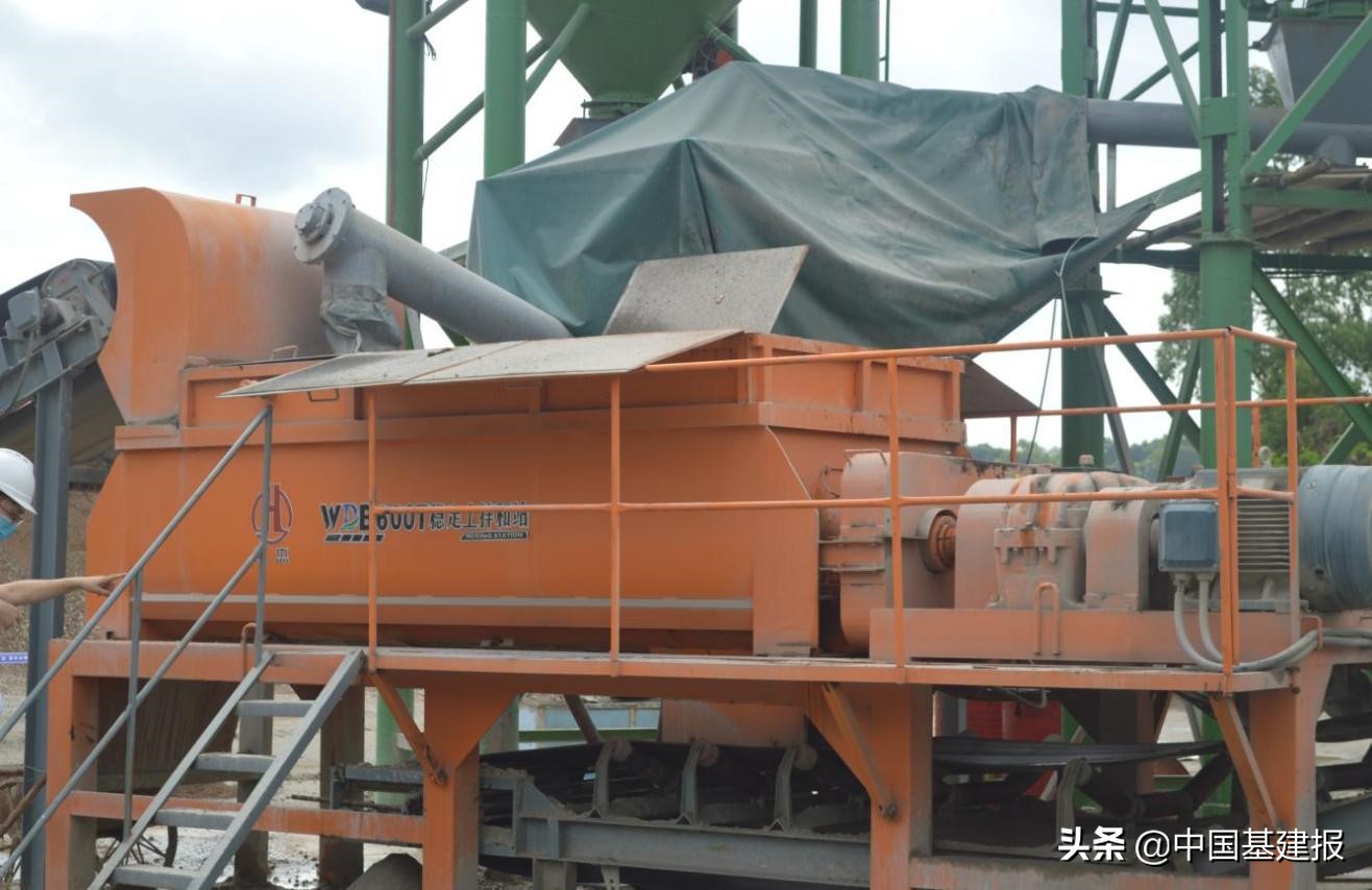 江西一名男子被卷入搅拌机后死亡,工人操作不慎卷入搅拌机身亡