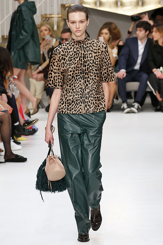 墨绿色上衣搭什么颜色的裤子好看,墨绿色上衣配什么色的裤子好看