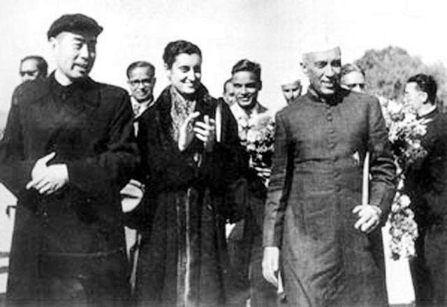 古今明捧着周恩来的骨灰,走过长安街,如今的他过得怎么样了?