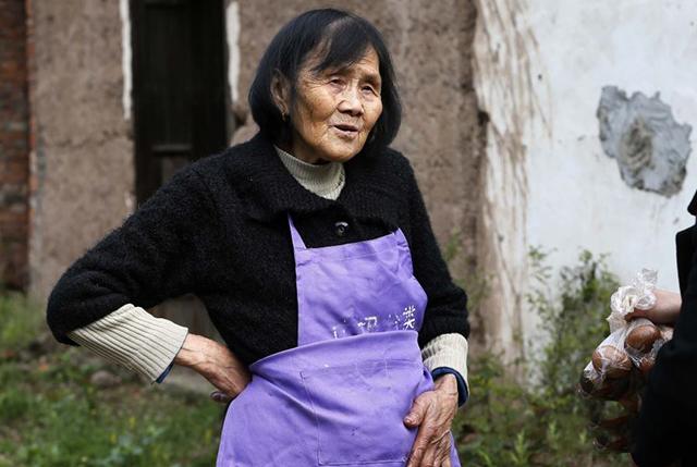 8旬奶奶每天村口卖早餐,凌晨2点起床,5毛钱一份,27年没涨价