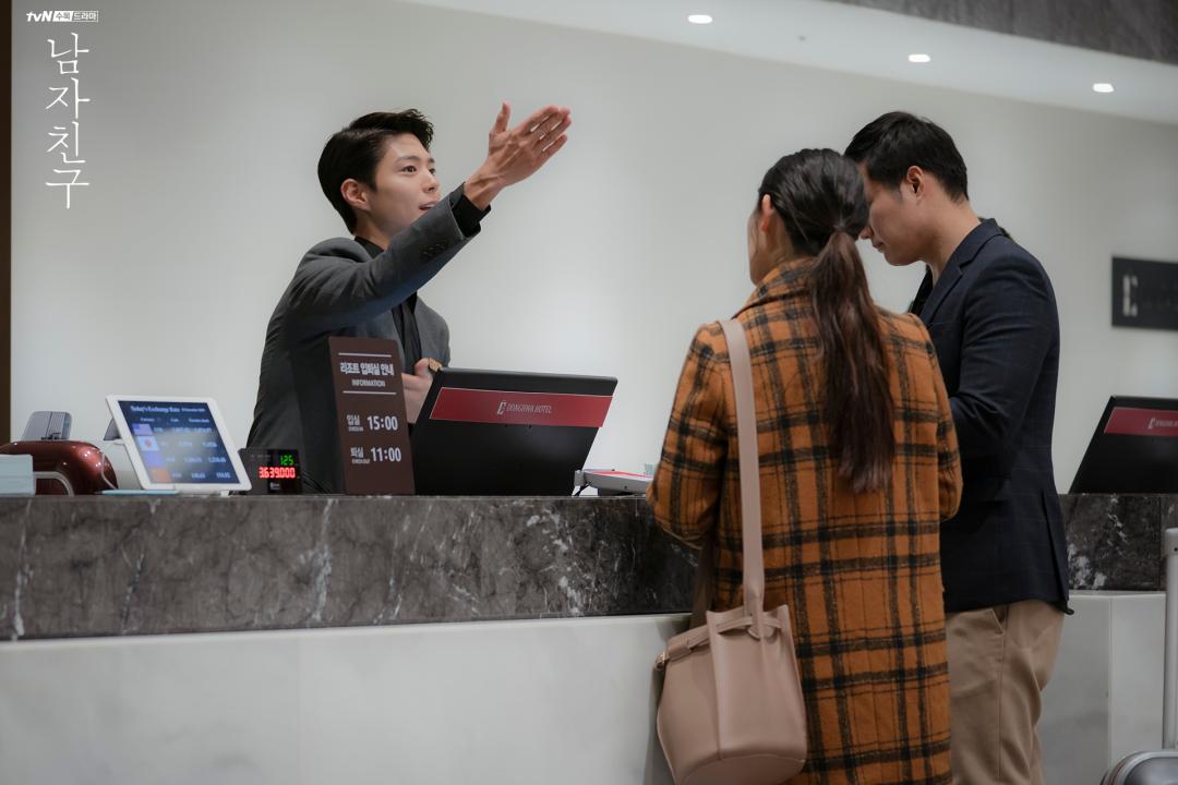 “别看了,你买不起”丨我在奢侈品店,看到了人间真实