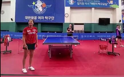 乒乓小将练球哭了,中国乒乓球小神童努力练习视频