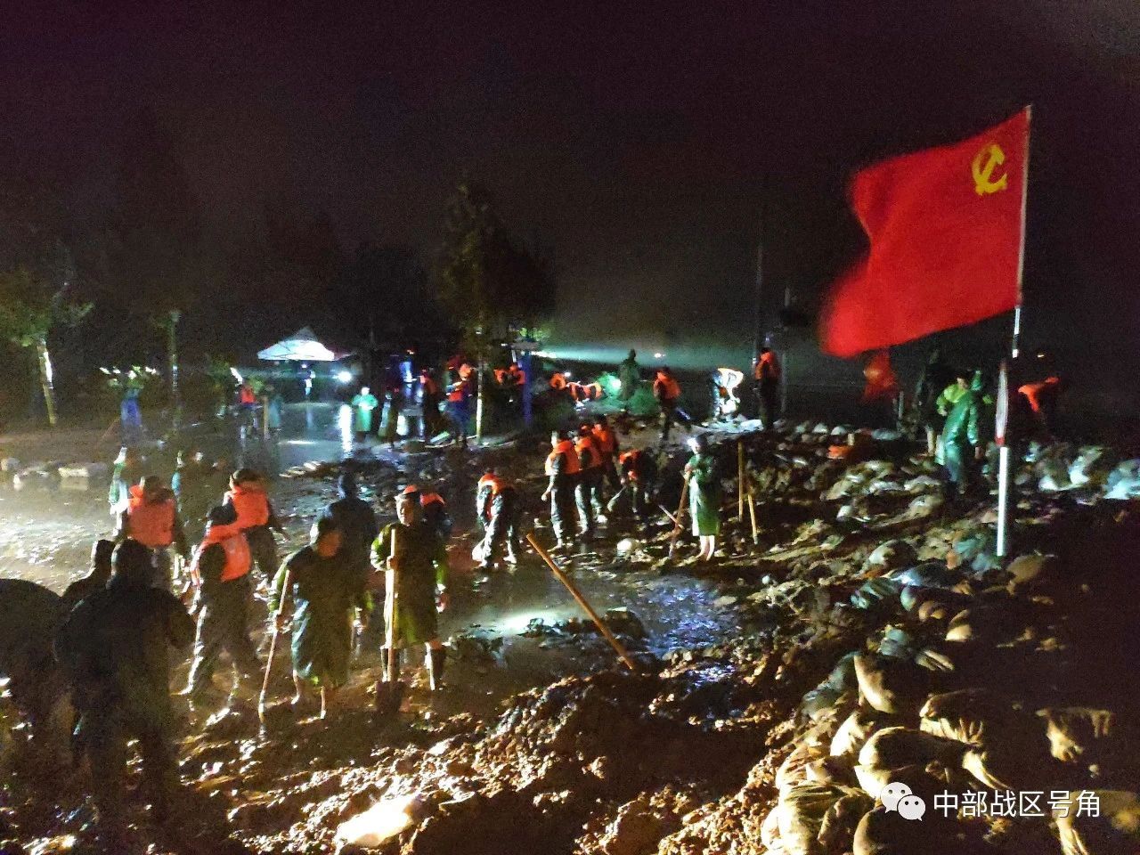 河南暴雨解放军支援感人视频,郑州暴雨将军亲临抗洪一线