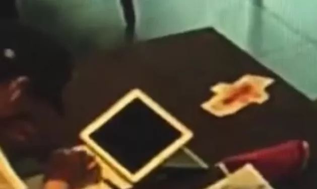 男子觉得异性对他有敌意，将番茄酱涂抹在卫生巾上扔给女性