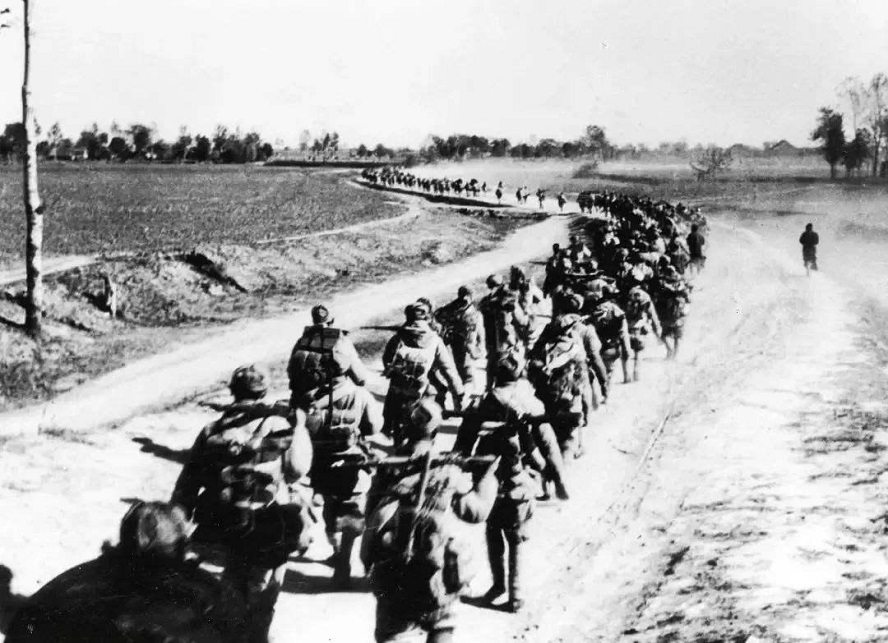 粟裕战功赫赫又有*少奇刘**的推荐，为何没评上元帅？真的“谦让”？