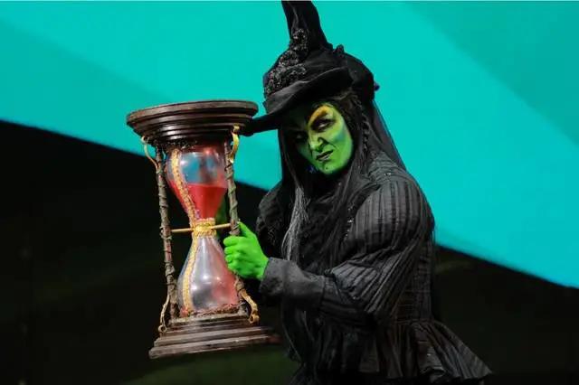 美国妹纸使用过期一年的美黑乳液，全身变绿，自嘲变成怪物史莱克