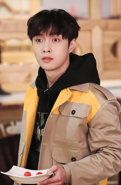 张艺兴匡威联名款穿搭,张艺兴穿黑匡威