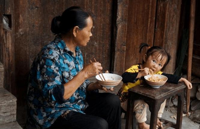 “妈,你回老家吧”,爸爸偷尝奶奶给儿子泡的奶,怒不可遏赶人